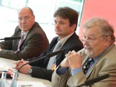 Gregor Gysi (l-r), Andreas Fisahn und Hans-Peter Schneider erläutern die Verfassungsbeschwerde der Linken gegen Fiskalpakt und ESM. Foto: Rainer Jensen Die Linke zu Fiskalpakt