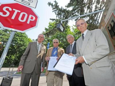Bruno Bandulet (l-r), Wilhelm Hankel, Wilhelm Nölling und Karl Albrecht Schachtschneider reichten in Karlsruhe Verfassungsbeschwerde ein. Foto: Uli Deck Kläger