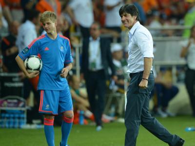 Die Bilder von Löws Spaß mit dem verdutzten Balljungen wurden in der 22. Minute des Spiels in die Liveübertragung eingespielt. Foto: Marcus Brandt Löw und der Balljunge