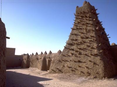 Das Minarett einer der drei Lehmmoscheen von Timbuktu, die zum Weltkulturerbe gehören. Foto: Evan Schneider Timbuktu