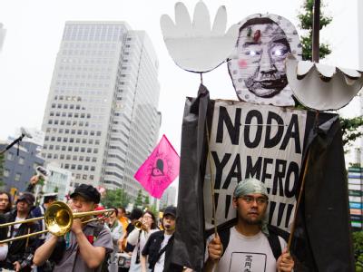 «Noda, zurücktreten!» steht auf dem Plakat, das ein Demonstrant in Tokio bei den Protesten gegen Atomkraft trägt. Foto: Christopher Jue Demo in Tokio