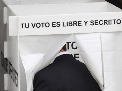 Der Wahlsieger von der Partei der Institutionalisierten Revolution (PRI), Enrique Peña Nieto, gibt seine Stimme ab. Foto: Jorge Rios Ponce/dpa/ef/Archiv Peña Nieto