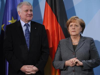 Bundeskanzlerin Angela Merkel (CDU) und Bayerns Ministerpräsident Horst Seehofer (CSU) nehmen im Bundeskanzleramt an einer Veranstaltung teil. Foto: Rainer Jensen / Foto Angela Merkel und Horst Seehofer