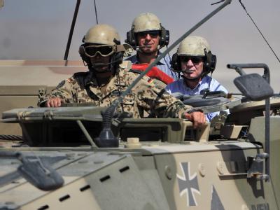 Bundesverteidigungsminister de Maiziere (r) und Sachsens Ministerpräsident Stanislaw Tillich (M) fahren im ISAF-Lager in Masar-i-Scharif in einem Radpanzer. Foto: Hannibal De Maiziere in Afghanistan