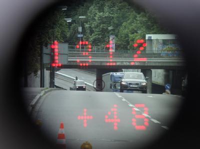 Im Sucher einer Laserpistole sind in Düsseldorf die Entfernung (131,2 Meter) und die Geschwindigkeit (48 km/h) eines Fahrzeugs zu lesen. Foto: Marius Becker Blitz-Marathon