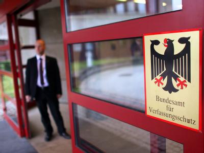 Ein Sicherheitsbeamter steht in Köln vor dem Bundesamt für Verfassungsschutz. Foto: Oliver Berg/Archiv Bundesamt für Verfassungsschutz