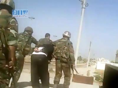Ein Videograb eines Films des Shaam News Network auf Youtube zeigt syrische Soldaten die einen Mann in Homs abführen. Foto: Shaam News Network /Archiv Syrien