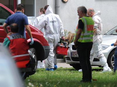 Alles deutet auf eine Verzweiflungstat hin. Der Täter und seine vier Geiseln sind tot. Das schreckliche Ende einer Wohnungsräumung im fünften Stock eines Blocks in Karlsruhe. Foto: Uli Deck Geiselnahme