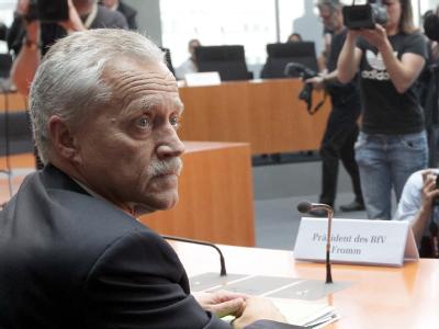 Der scheidende Präsident des Bundesverfassungsschutzes, Heinz Fromm, im Anhörungssaal des NSU-Ausschusses. Foto: Wolfgang Kumm Heinz Fromm