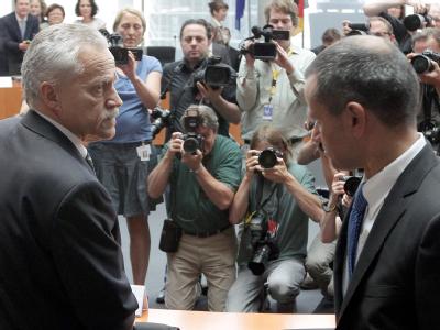 Verfassungsschutz-Chef Heinz Fromm (l.) im Gespräch mit dem Vorsitzenden des NSU-Ausschusses, Andreas Edathy. Foto: Wolfgang Kumm Fromm und Edathy