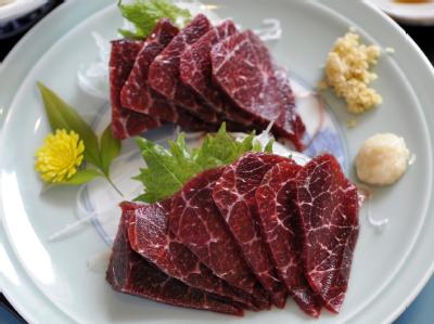 In Japan gibt es Walfleisch sogar in Schulkantinen. Foto: Franck Robichon Angerichtetes Fleisch eines Wals