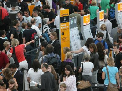 Reisende warten am Flughafen in München an den Schaltern. Foto: Frank Leonhardt/Archiv Flughafen München