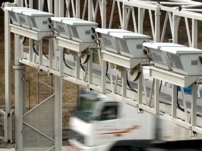 Auf den Autobahnen ist sie schon sieben Jahre Pflicht. Jetzt wird die Lkw-Maut auch auf etliche Bundesstraßen mit Überholspur ausgedehnt. Foto: Jan-Peter Kasper Lkw-Maut