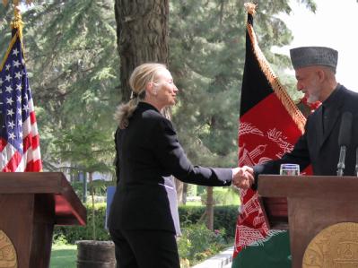 US-Außenministerin Hillary Clinton und Afghanistans Präsident Hamid Karsai bei einer Pressekonferenz in Kabul. Foto: S. Sabawoon Clinton in Kabul