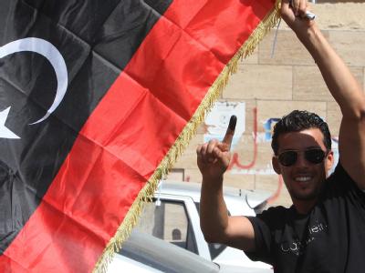 Ein junger Libyer freut sich über seine erste Wahlmöglichkeit in seinem Heimatland. Foto: Sabri Elmhedwi Wahlbegeisterung