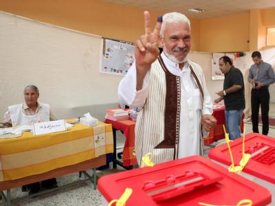 Ein Libyer macht das Victory-Zeichen nach seiner Wahl. Foto:Sabri Elmhedwi Freude am Wählen