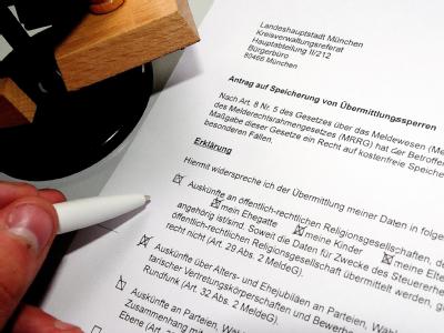 Ein Mann füllt im Kreisverwaltungsreferat in München das Formular zur Speicherung von Übermittlungssperren aus. Foto: Nicolas Armer Debatte über neues Meldegesetz