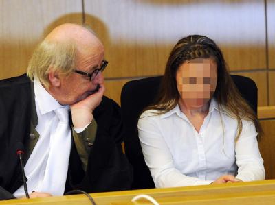 Mord aus Habgier oder doch Totschlag? Lydia H. wartet mit ihrem Rechtsanwalt im Landgericht in Aachen auf den Beginn der Verhandlung. Foto: Henning Kaiser Mordprozess gegen Ärztin