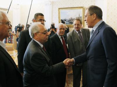 Der Chef des oppositionellen Syrischen Nationalrats wird von dem russischen Außenminister Lawrow (r) begrüßt. Foto: Maxim Shipenkov Syrischer Nationalrat in Moskau