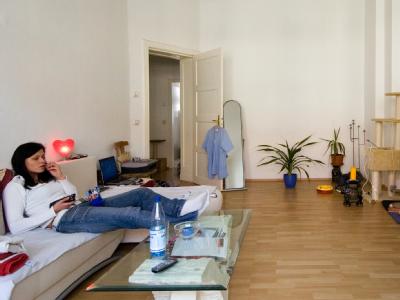 Immer mehr Menschen bevorzugen ein Leben allein - vor allem Jüngere. Foto: Hans Wiedl/Symbolbild Wohnzimmer