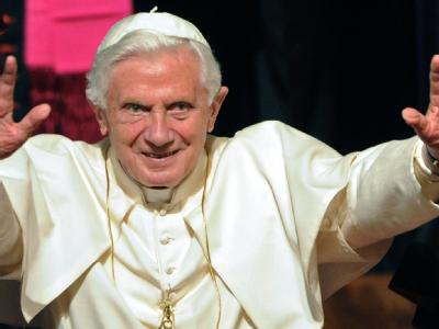 Papst Benedikt XVI. bei einer Audienz. Foto: Marijan Murat/Archiv «Titanic» zieht Papst-Titel zurück