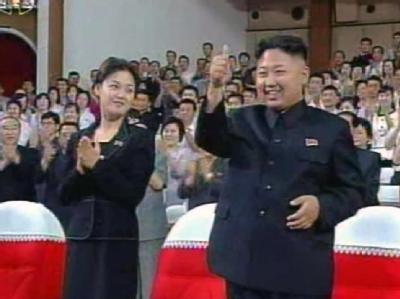 Kim Jong Un und die mysteriöse Frau: Am 6. Juli entstand dieses für nordkoreanische Verhältnisse ausgesprochen ungewöhnliche Foto des neuen Machthabers. Foto: Yonhap/Archiv Kim Jong Un und die mysteriöse Frau