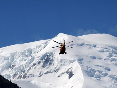 Nach dem Lawinenunglück am Montblanc suchen die Fachleute weiter nach der Ursache. Das Drama mit neun Toten hat die Kritik am Massentourismus auf Europas höchstem Berg befeuert. Foto: Jean-Pierre Clatot Retter unterwegs