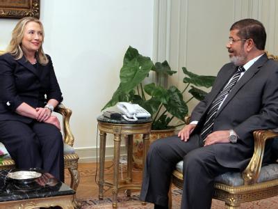 Mit Spannung beobachteter Besuch: Ägyptens Präsident Mohamed Mursi traf in Kairo US-Außenministerin Hillary Clinton. Foto: Khaled Elfiqi Clinton in Kairo