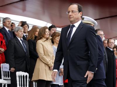 Frankreichs Präsident Francois Hollande und Lebensgefährtin Valerie Trierweiler (M.) beim Besuch der Parade am Nationalfeiertag. Foto: Benoit Tessier Hollande