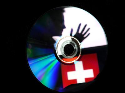 Nordrhein-Westfalen hat nach einem Medienbericht erneut eine CD mit Steuerdaten aus der Schweiz gekauft. Foto: Julian Stratenschulte/ Symbol Steuersünder-CD