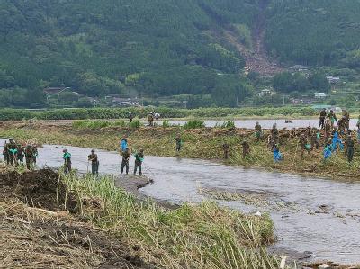Rettungskräfte suchen nach Menschen, die nach der Unwetterkatastrophe noch vermisst werden. Foto: Japan Self Defense Forces Rettungsarbeiten