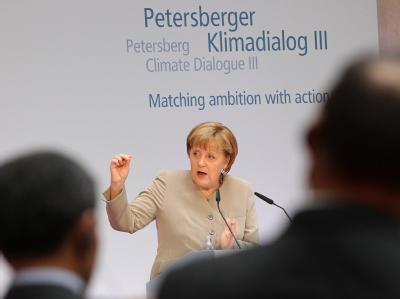 Bundeskanzlerin Angela Merkel (CDU) auf der Klimakonferenz in Berlin. Foto: Wolfgang Kumm Merkel auf der Klimakonferenz