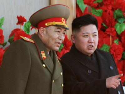 Nordkoreas Diktator Kim Jong Un (r.) im Gespräch mit dem jetzt entlassenen Armeechef Ri Yong Ho. Foto: Kyodo Diktator und Armeechef