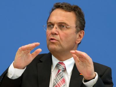 Bundesinnenminister Hans-Peter Friedrich (CSU) fordert eine Reform des Bundesamtes für Verfassungsschutz. Foto: Soeren Stache/Archiv Hans-Peter Friedrich