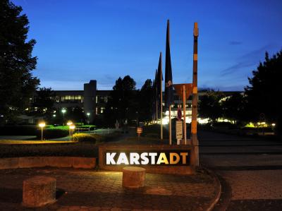 Karstadt will im Zuge seiner Sanierung 2000 Jobs streichen. Foto: Julian Stratenschulte Karstadt - Hauptverwaltung in Essen