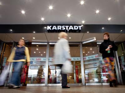 Etwa jeder zwölfte Arbeitsplatz fällt bei Karstadt weg. Mit dem Sparkurs will der Warenhausriese steigende Personalkosten und die getrübte Kauflust verkraften. Foto: Kay Nietfeld Karstadt