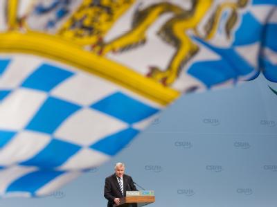 Der CSU-Vorsitzende Horst Seehofer spricht auf dem CSU-Parteitag in Nürnberg. Foto: Peter Kneffel Bayern wird gegen Länderfinanzausgleich klagen