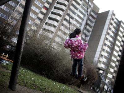 Deutsche Familiengerichte haben im vergangenen Jahr in rund 12 700 Fällen Eltern das Sorgerecht ganz oder teilweise entzogen, weil das Kindeswohl in Gefahr war. Foto: Rolf Vennenbernd/Archiv 12 700 Mal Sorgerecht entzogen