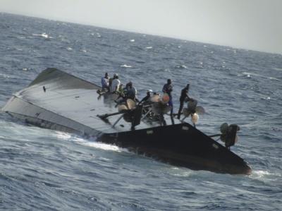 Passagiere der verunglückten Fähre warten vor der Tropeninsel Sansibar auf die Rettungskräfte. Foto: EPA/STR Fährunglück
