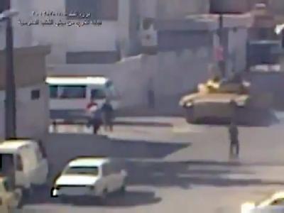 Der Ausschnitt eines YouTube-Videos vom 18.07.2012 zeigt einen Panzer auf einer Straße in Damaskus. Foto: Ugarit News Panzer in Damaskus