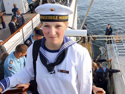 Das Privatfoto der Eltern vom 15.08.2008 zeigt die 18-jährige Offiziersanwärterin der Bundesmarine Jenny Böken an Bord der «Gorch Fock» im Hafen von Mürwick. Foto: Privat «Gorch Fock»-Kadettin Jenny Böken