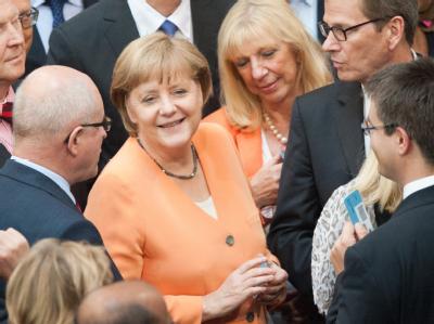 Bundeskanzlerin Merkel (CDU, M) bei der Stimmabgabe. Foto: Maurizio Gambarini Bundestags-Sondersitzung