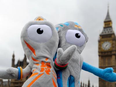 Die Maskottchen Wenlock und Mandeville sollen die digitale Generation für Olympia begeistern. Foto: Soeren Stache / Archiv Wenlock und Mandeville