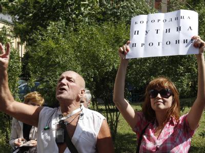 Unterstützer der inhaftierten Musikerinnen machen ihrem Ärger in Moskau Luft. Foto: Yuri Kochetkov/Archiv Protest in Moskau