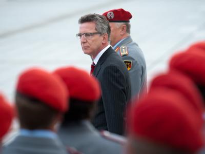 Verteidigungsminister Thomas de Maizière und der Generalinspekteur der Bundeswehr, Volker Wieker, im Bendlerblock. Foto: Maurizio Gambarini Feierliches Gelöbnis