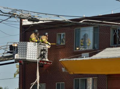 FBI-Leute versuchen mit größter Vorsicht, in das Apartment von James Holmes einzudringen. Foto: Bob Pearson Holmes´ Apartment