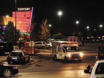 Ein Krankenwagen hält vor dem Kino. Foto: Bob Pearson. Tote und Verletzte