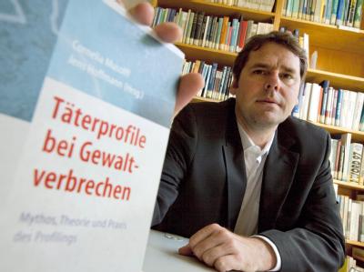Kriminalpsychologe Jens Hoffmann in der Bibliothek des Psychologischen Instituts der TU Darmstadt. Foto: Frank Rumpenhorst / Archiv Jens Hoffmann