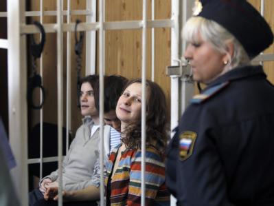 Jekaterina Samuzewitsch, Nadeschda Tolokonnikowa und Maria Aljochina (v.) von Pussy Riot sitzen seit März in Haft. Foto: Yuri Kochetkov Prozess Pussy Riot