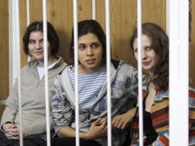 Hinter Gittern: Jekaterina Samuzewitsch, Nadeschda Tolokonnikowa und Maria Aljochina (v.l.) im Gericht. Foto: Yuri Kochetkov/Archiv Pussy Riot